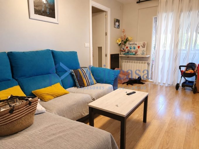 Piso para entrar a vivir con terraza en la zona de Campamento.
