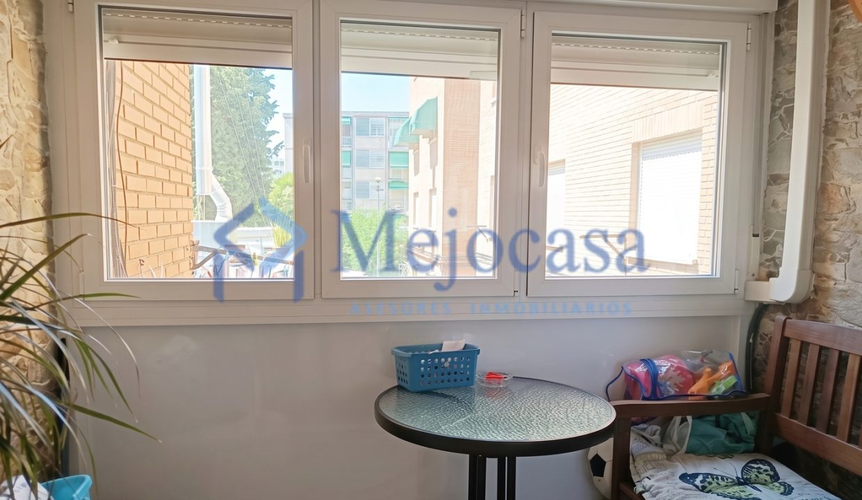 100000-02 Piso para entrar a vivir con terraza en la zona de Campamento.