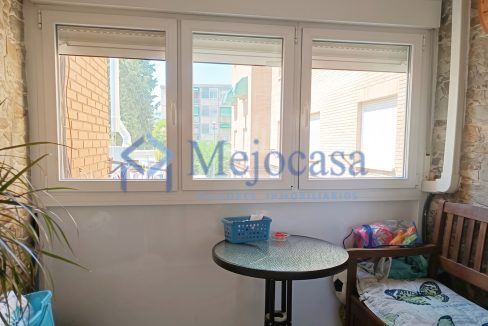 100000-02 Piso para entrar a vivir con terraza en la zona de Campamento.