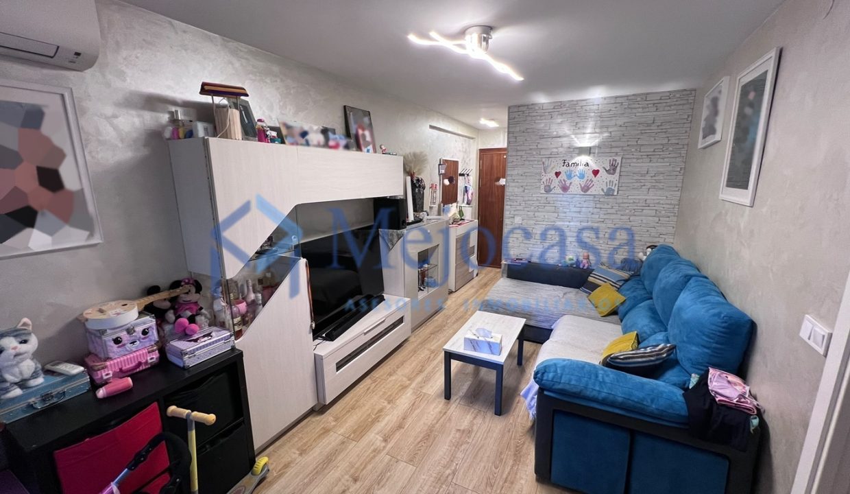 100000-03 Piso para entrar a vivir con terraza en la zona de Campamento.