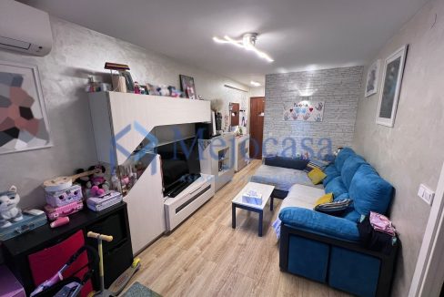 100000-03 Piso para entrar a vivir con terraza en la zona de Campamento.