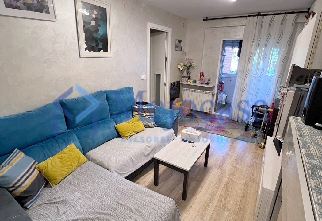 100000-04 Piso para entrar a vivir con terraza en la zona de Campamento.