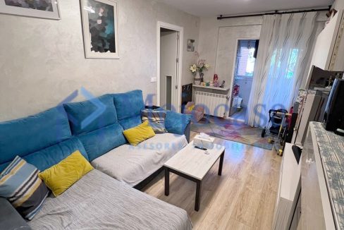 100000-04 Piso para entrar a vivir con terraza en la zona de Campamento.