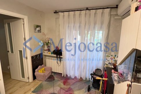 100000-05 Piso para entrar a vivir con terraza en la zona de Campamento.
