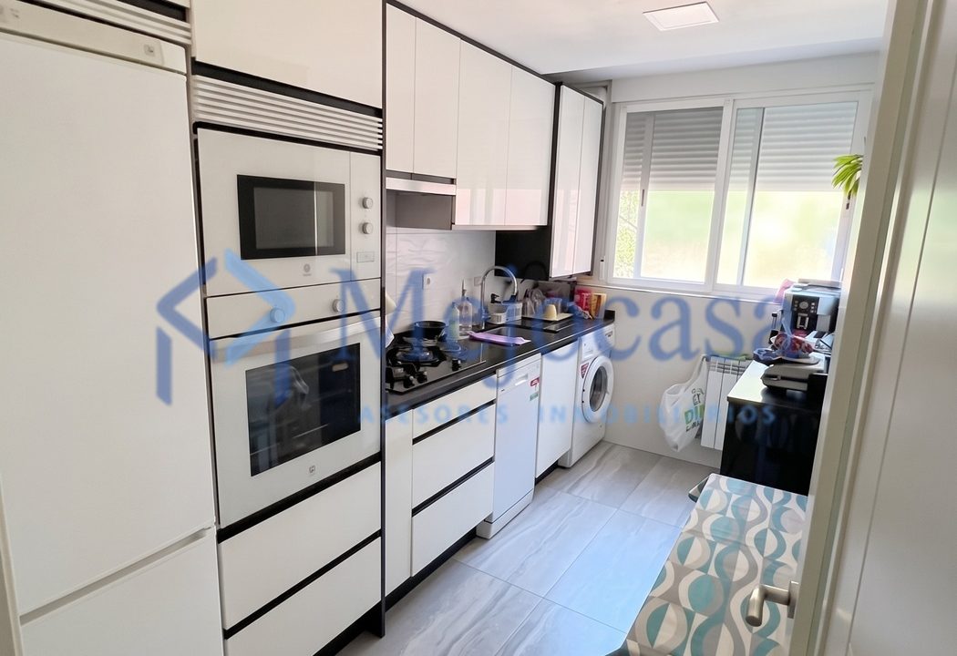 100000-07 Piso para entrar a vivir con terraza en la zona de Campamento.