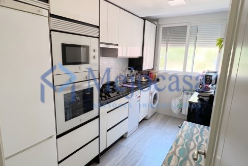 100000-07 Piso para entrar a vivir con terraza en la zona de Campamento.