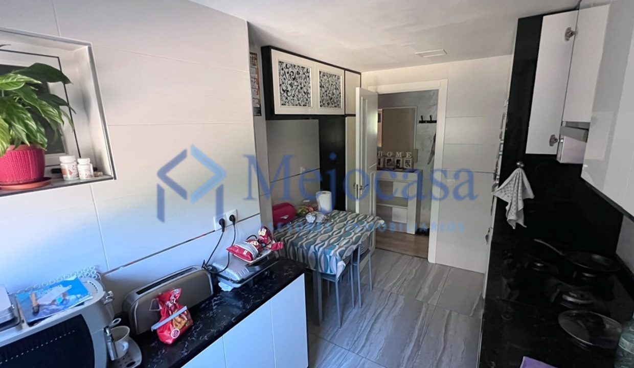 100000-08 Piso para entrar a vivir con terraza en la zona de Campamento.