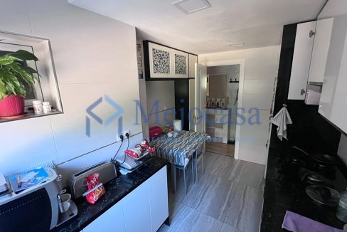 100000-08 Piso para entrar a vivir con terraza en la zona de Campamento.