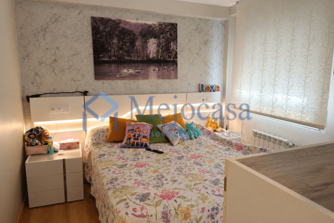 100000-10 Piso para entrar a vivir con terraza en la zona de Campamento.
