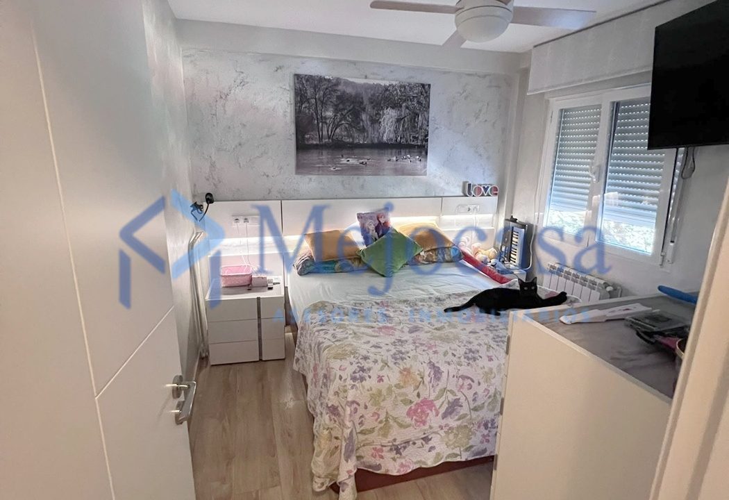 100000-11 Piso para entrar a vivir con terraza en la zona de Campamento.