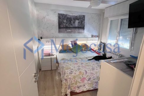 100000-11 Piso para entrar a vivir con terraza en la zona de Campamento.