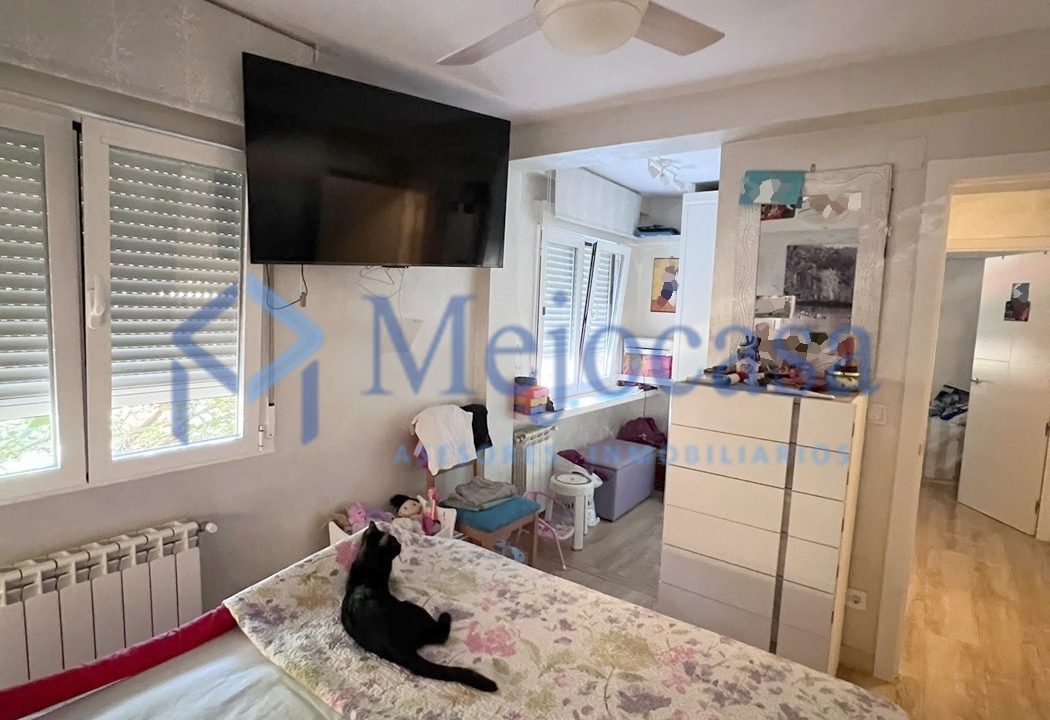 100000-12 Piso para entrar a vivir con terraza en la zona de Campamento.