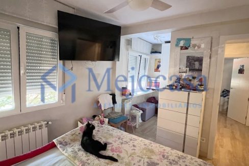 100000-12 Piso para entrar a vivir con terraza en la zona de Campamento.