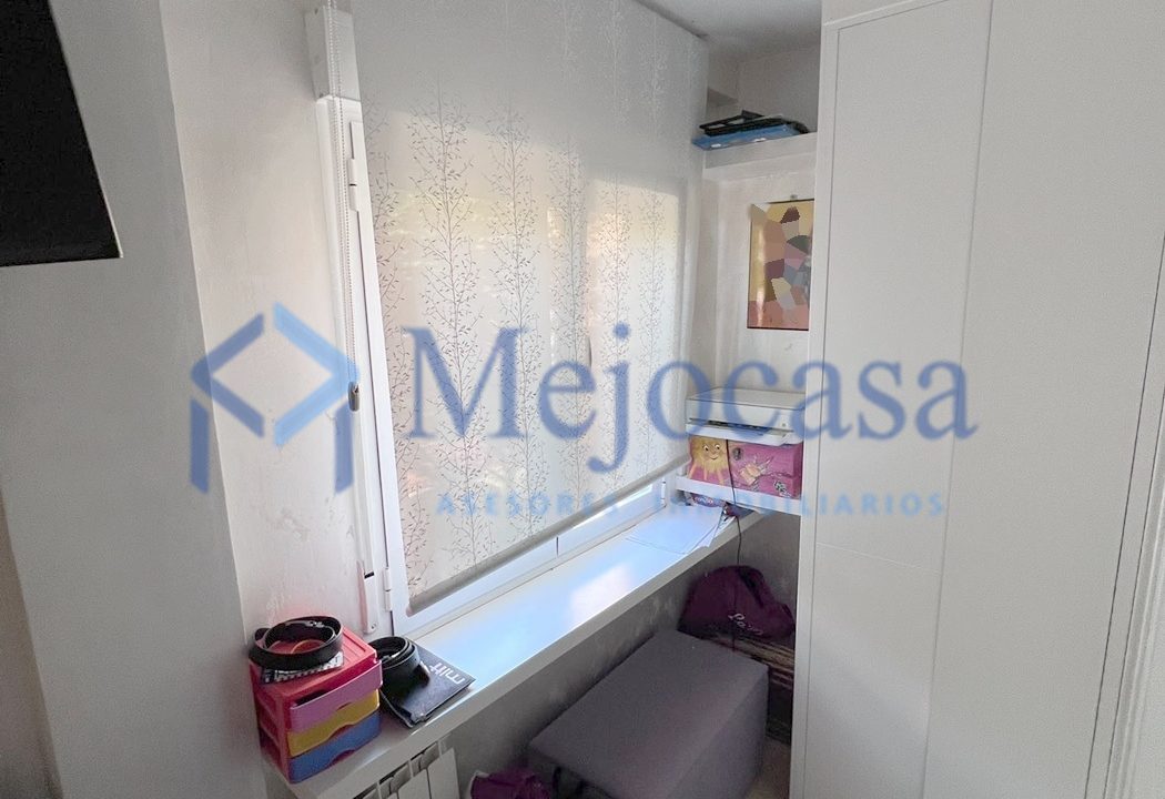100000-13 Piso para entrar a vivir con terraza en la zona de Campamento.