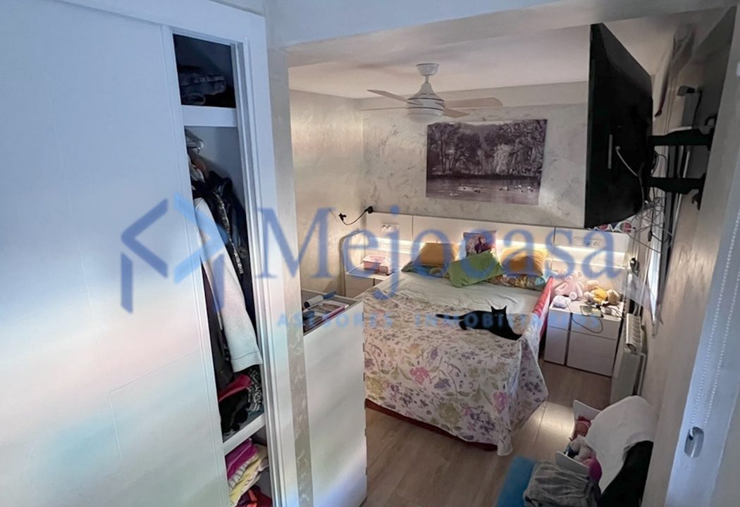 100000-14 Piso para entrar a vivir con terraza en la zona de Campamento.