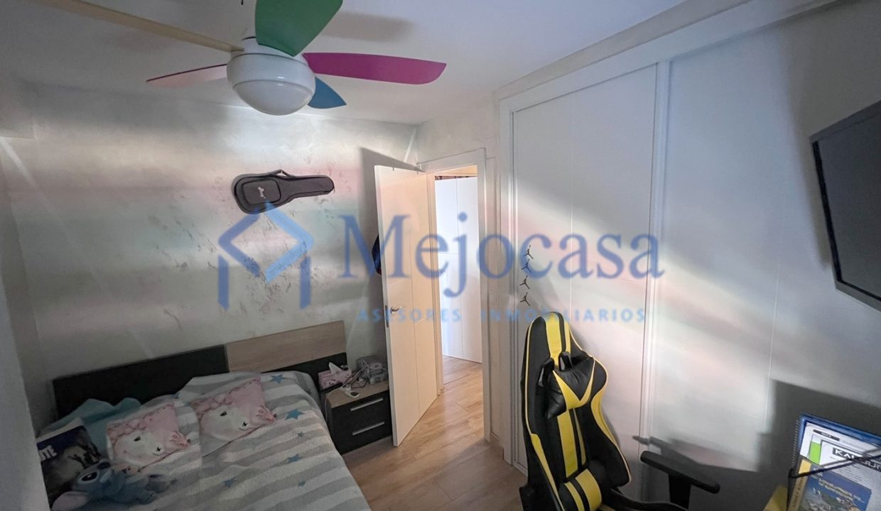 100000-17 Piso para entrar a vivir con terraza en la zona de Campamento.