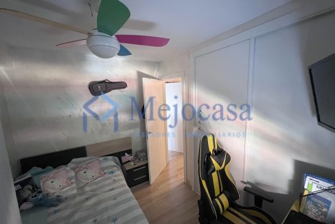 100000-17 Piso para entrar a vivir con terraza en la zona de Campamento.