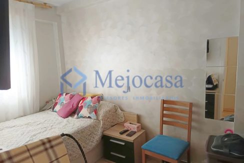 100000-18 Piso para entrar a vivir con terraza en la zona de Campamento.