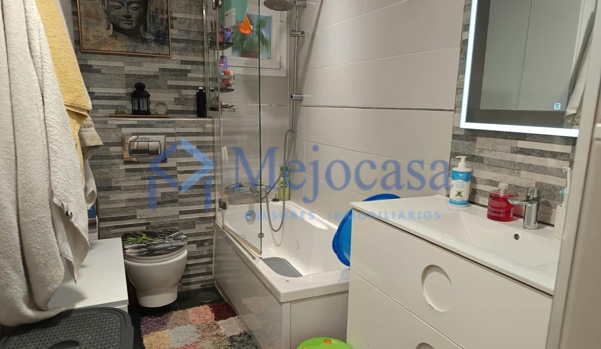 100000-20 Piso para entrar a vivir con terraza en la zona de Campamento.