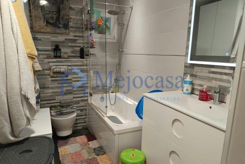 100000-20 Piso para entrar a vivir con terraza en la zona de Campamento.