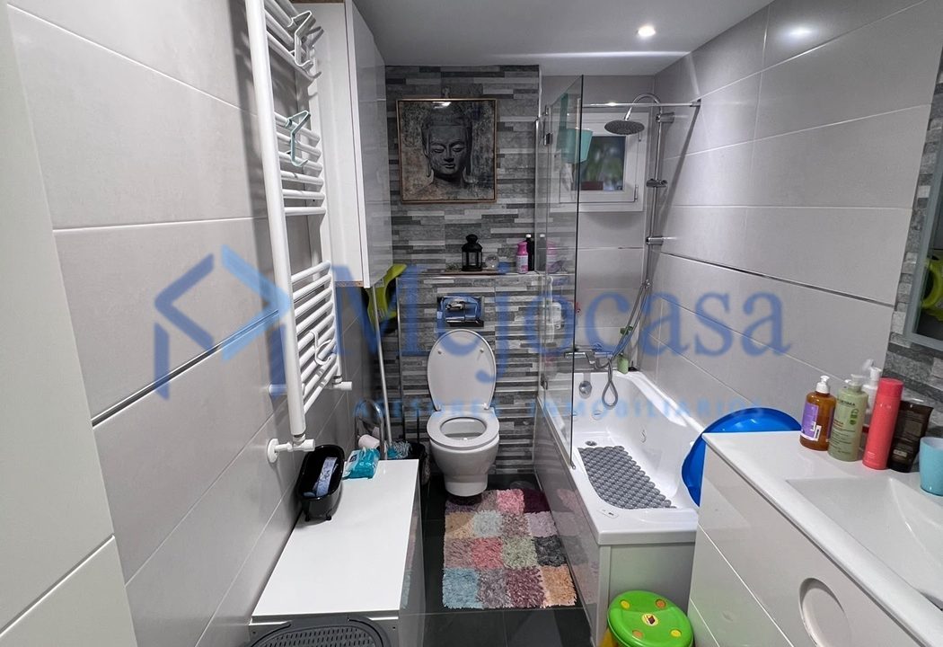 100000-21 Piso para entrar a vivir con terraza en la zona de Campamento.