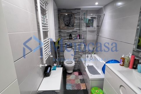 100000-21 Piso para entrar a vivir con terraza en la zona de Campamento.