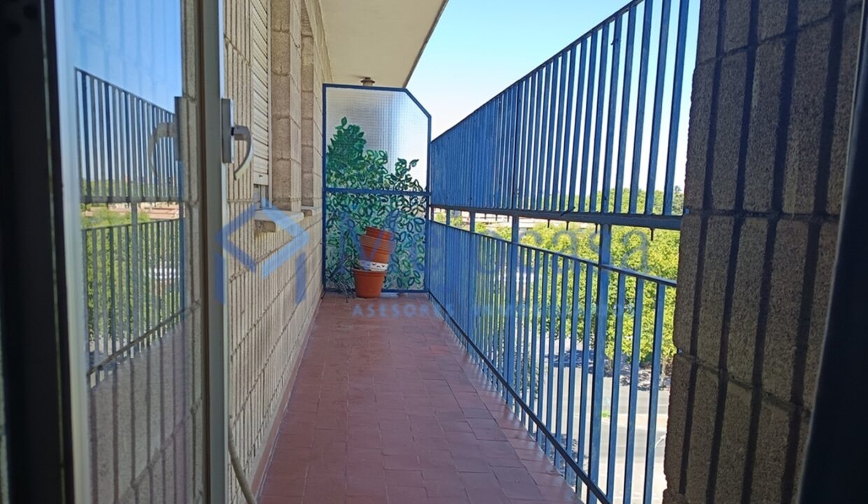 99622-04 Fantástico piso, sólo actualizar, terraza abierta con vistas despejadas!