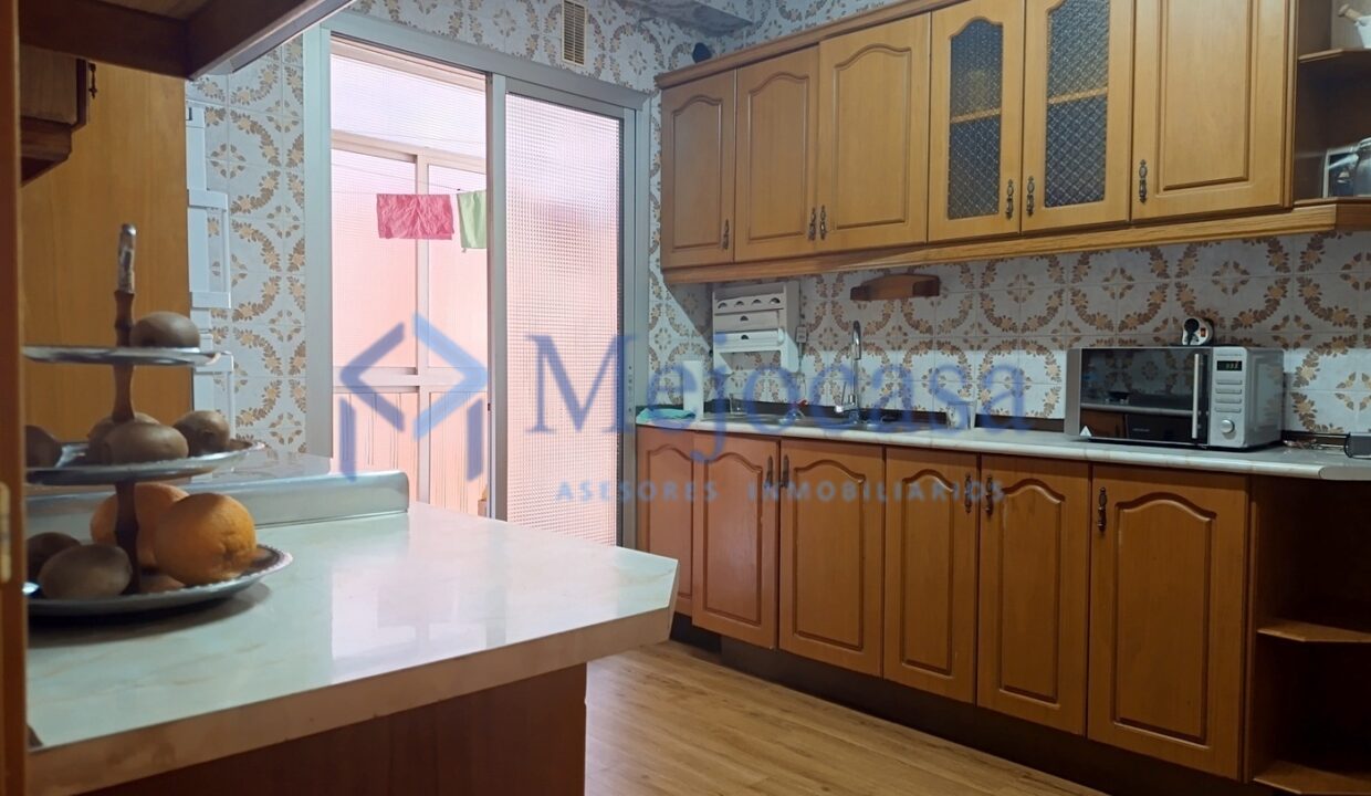 99622-05 Fantástico piso, sólo actualizar, terraza abierta con vistas despejadas!