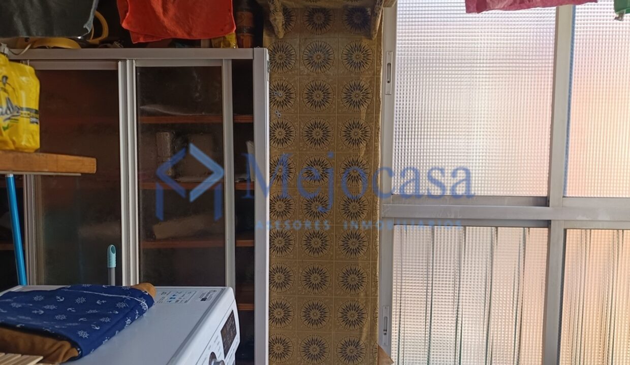 99622-06 Fantástico piso, sólo actualizar, terraza abierta con vistas despejadas!