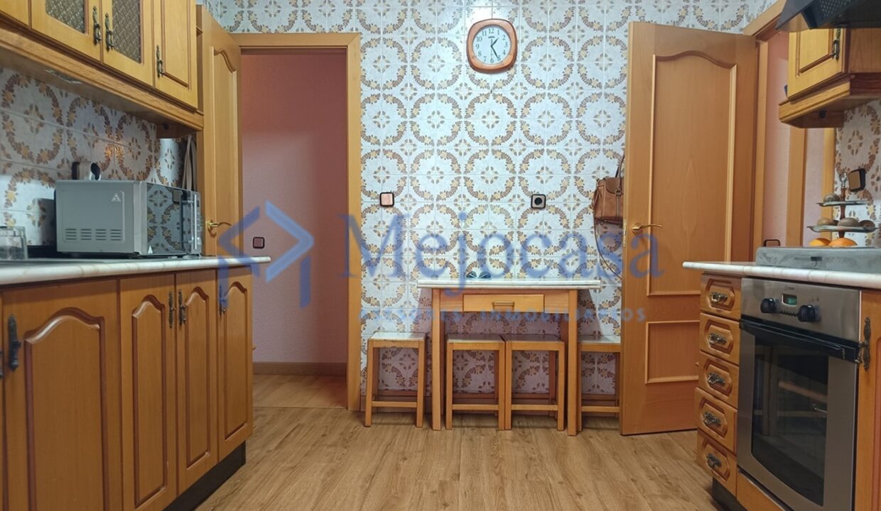 99622-08 Fantástico piso, sólo actualizar, terraza abierta con vistas despejadas!