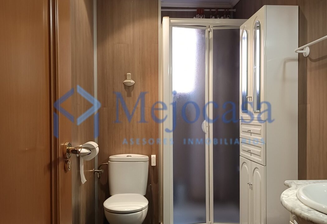 99622-12 Fantástico piso, sólo actualizar, terraza abierta con vistas despejadas!